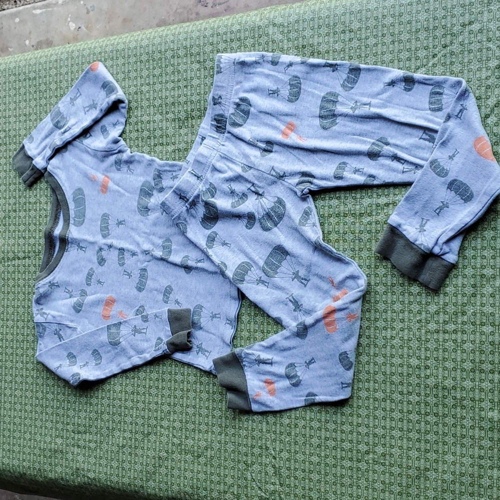 Boy's Carter's 2pc pjs, paratrooper design. Size 4T